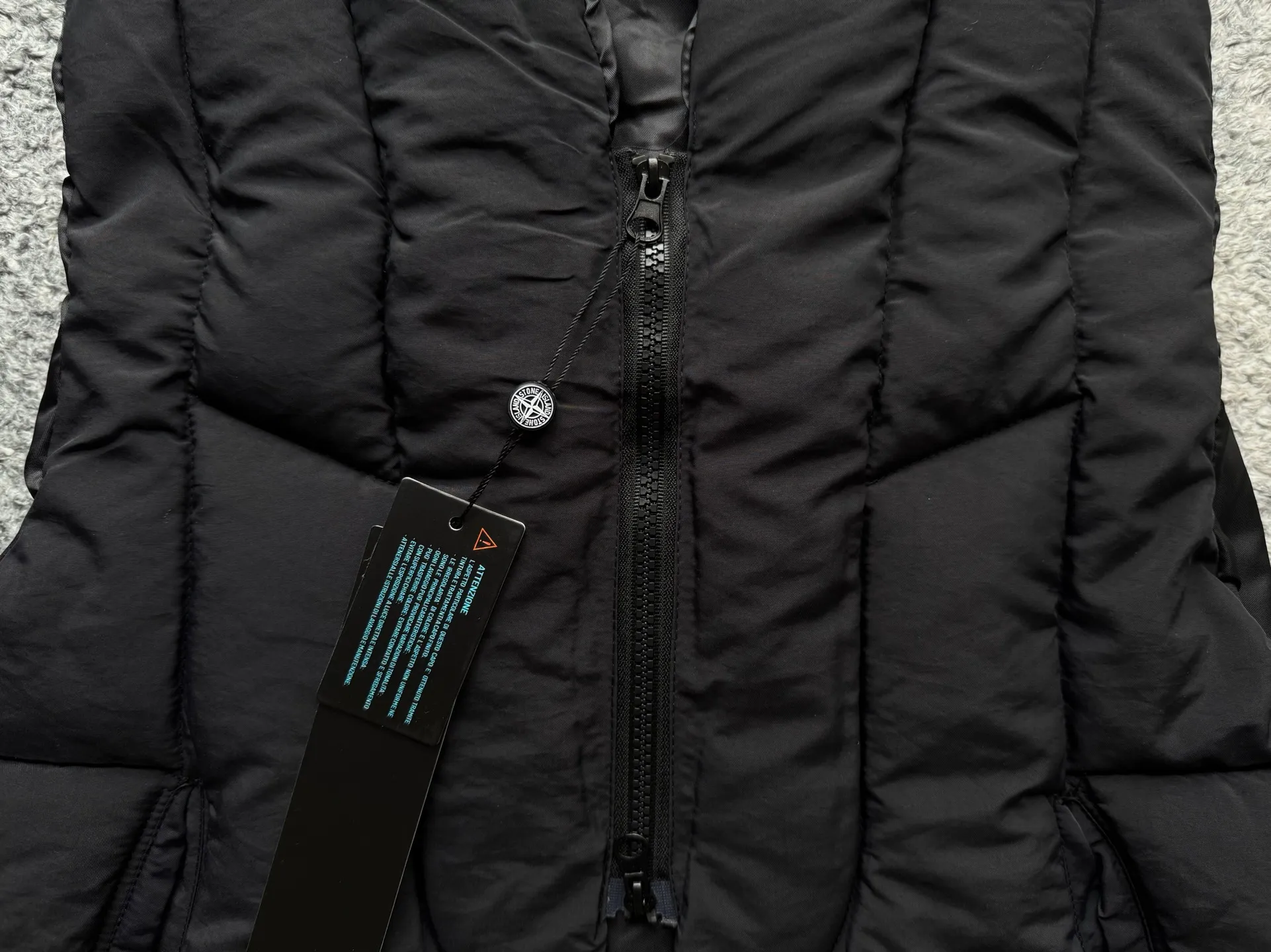 P280 Stone Island 25Fw Stone Island Linear Split Silhouette Cotton-Filled Deconstructed Waistcoat Jacket Stone Island's 2025 Grand Offering The outer layer is made of high-quality wrinkled nylon fabric, and the inner layer is filled with high-comfort and warm velvet cotton. The filling amount is very sufficient and the overall clothing is very full. The upper body silhouette and warmth are well guaranteed. The front and rear split line design is simple without losing details. The double zipper puller zipper increases practicality. The short design is very suitable for trendy matching in all seasons. It is very effective whether it is paired with a sweatshirt or a jacket. The basic black and chocolate brown meet the requirements of jumping in color and being versatile. It is a powerful tool for matching lazy suits when going out on the street. The classic emblem armband of Stone Island highlights the brand tension. It is first released on the entire network. Manufactured by a large factory. Complete with three-label accessories. Same style for men and women. Color: brown/black Size: m～xl